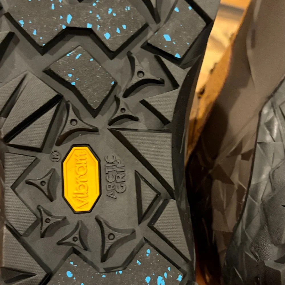 Womens merrell aurora 6+ ice winter boot with vibram soles and faux fur